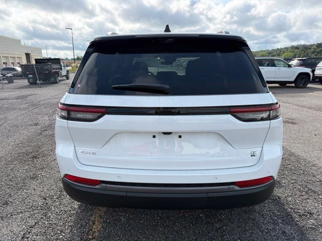New 2026 White Jeep  image 4
