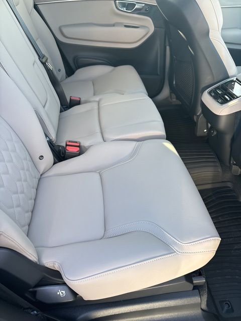 New 2026 White Volvo B6 Plus 7-Seater image 39