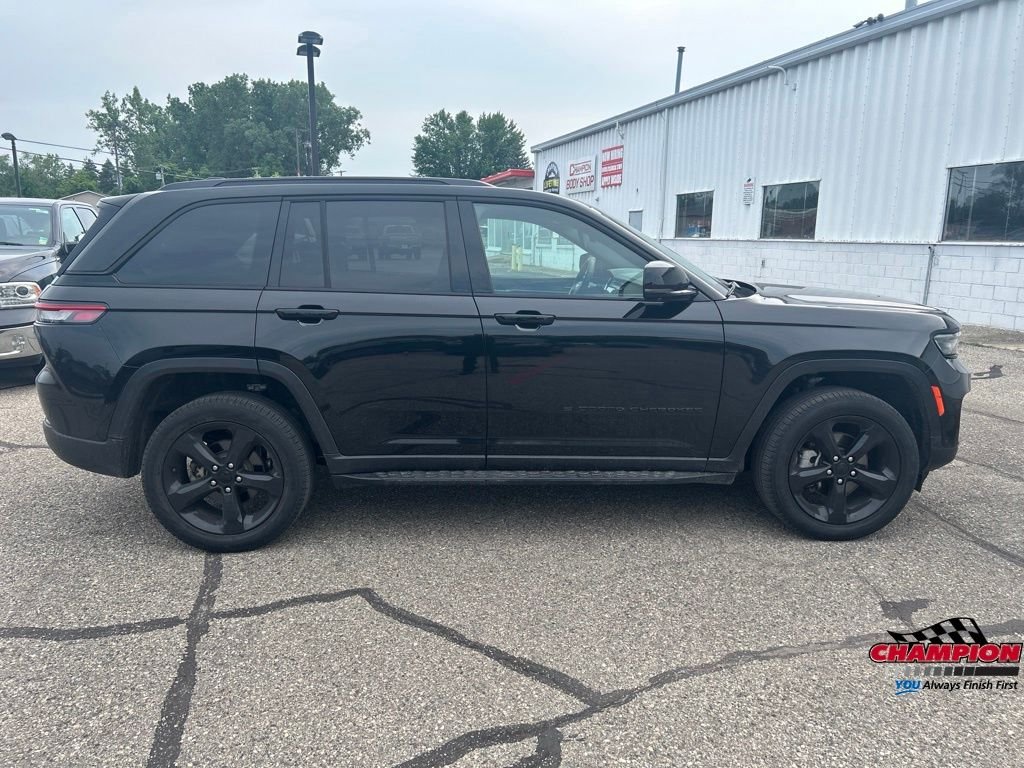 Used 2024 Diamond Black Crystal Pearlcoat Jeep Limited image 6