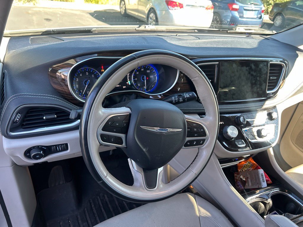 Used 2021 Luxury White Pearlcoat Chrysler Limited image 23