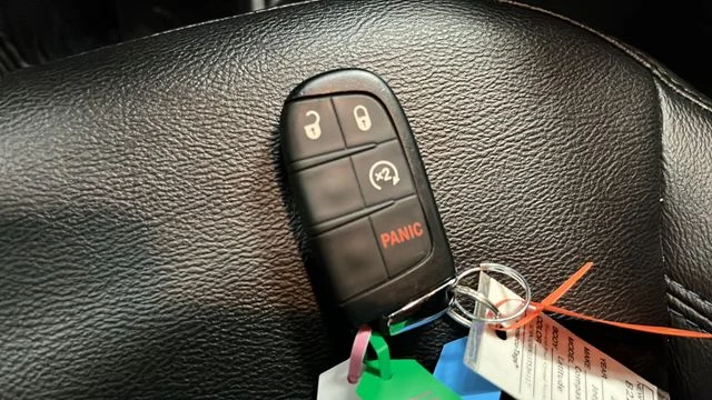 Used 2025 Diamond Black Jeep Latitude image 37