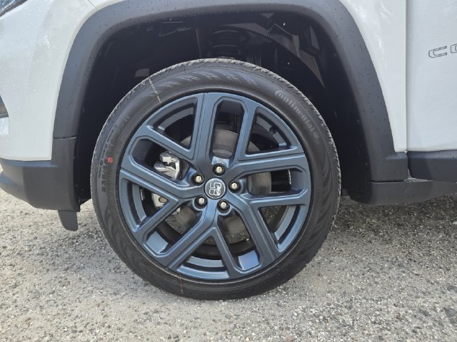 New 2026 Bright White Clear-Coat Exterior Paint Jeep Latitude image 29