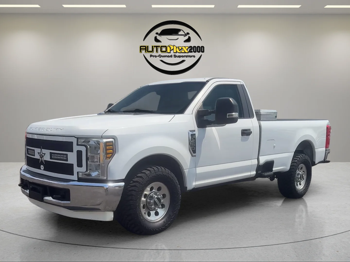Used 2018 White Ford XL image 3