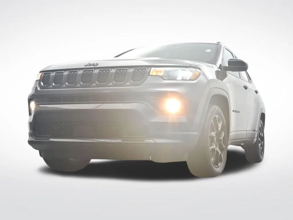 Used 2024  Jeep Latitude image 30