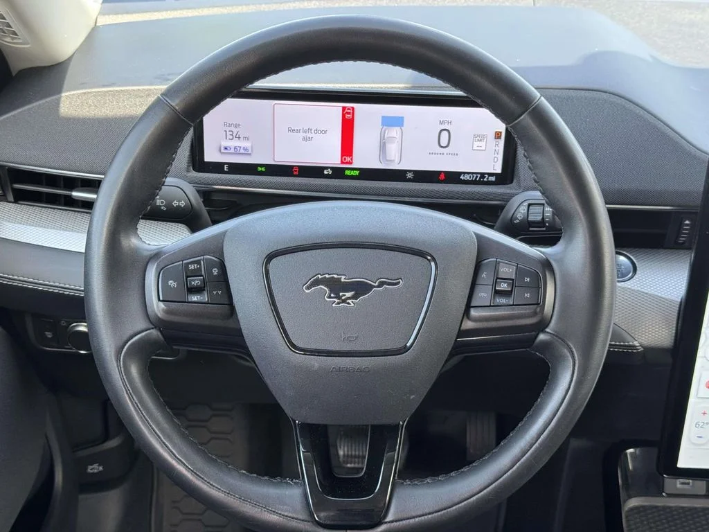 Used 2022 Red Ford Select image 18