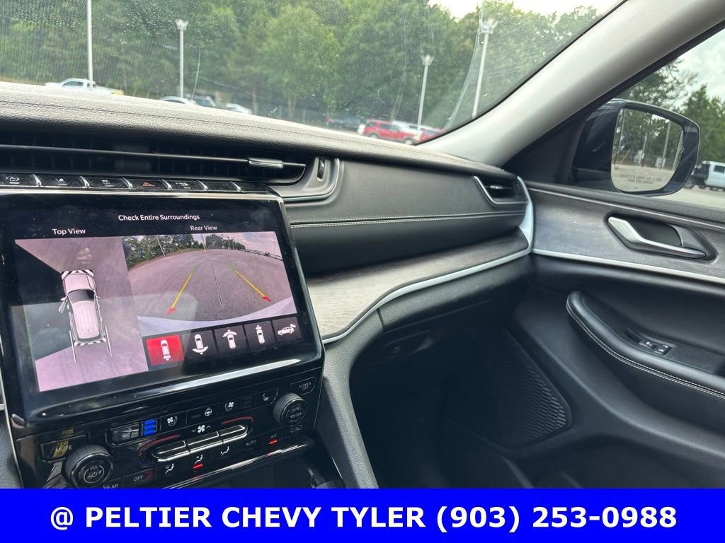 Used 2023  Jeep Limited image 17