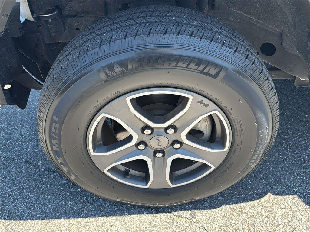 Used 2021 Bright White Clearcoat Jeep Unlimited Sport S image 9