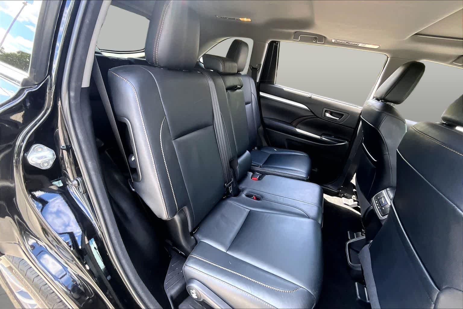 Used 2018 Midnight Black Metallic Toyota XLE image 21