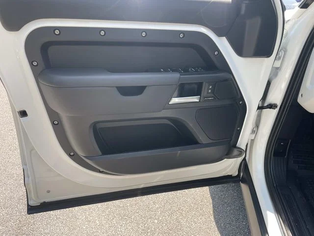 2025 Land Rover Defender S - Photo 17