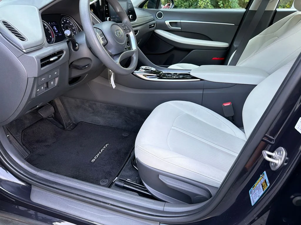 Used 2023 Blue Hyundai SE image 9