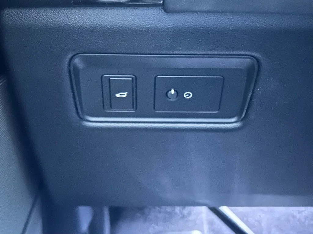 Used 2020 Blue Land Rover HSE Dynamic image 19