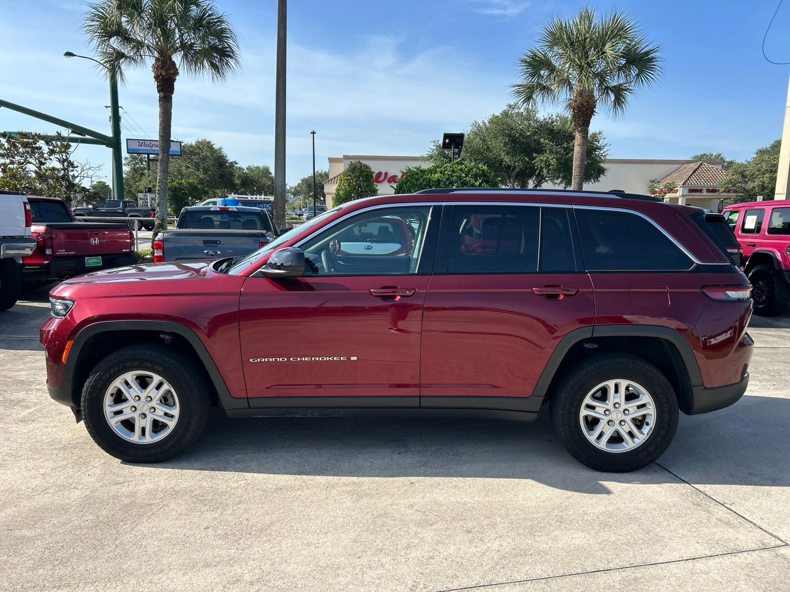 Used 2023 Red Jeep Laredo image 2