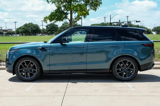 New 2026 Giola Green Metallic Land Rover SE image 15