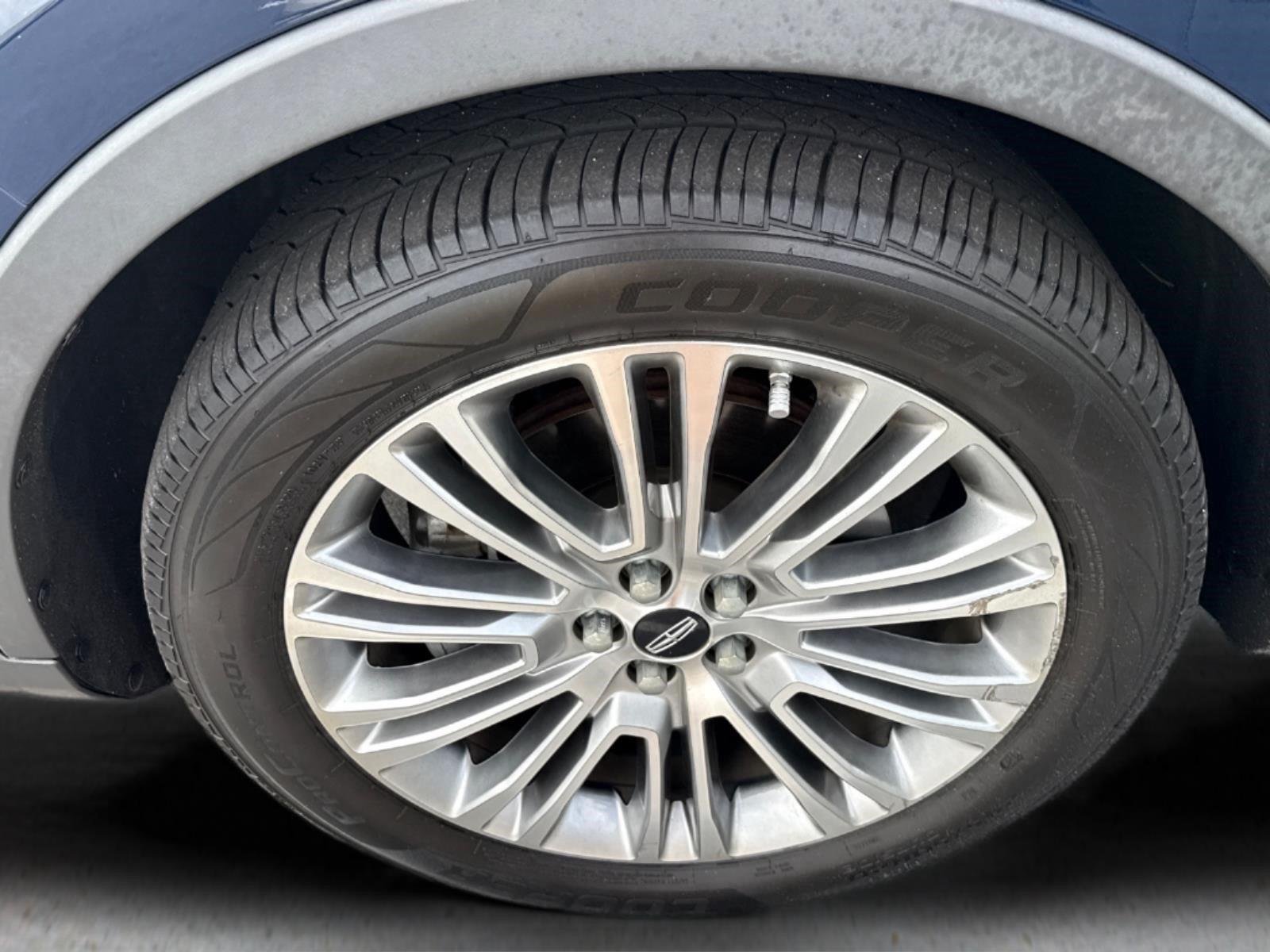 Used 2018 Blue Diamond Metallic Lincoln Reserve image 3