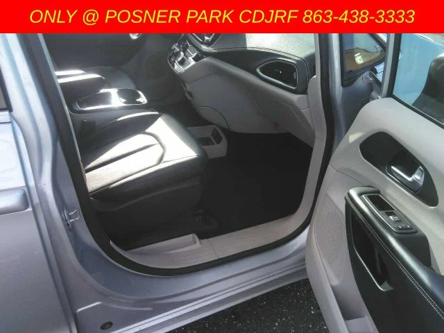 Used 2024 Silver Chrysler Select image 3