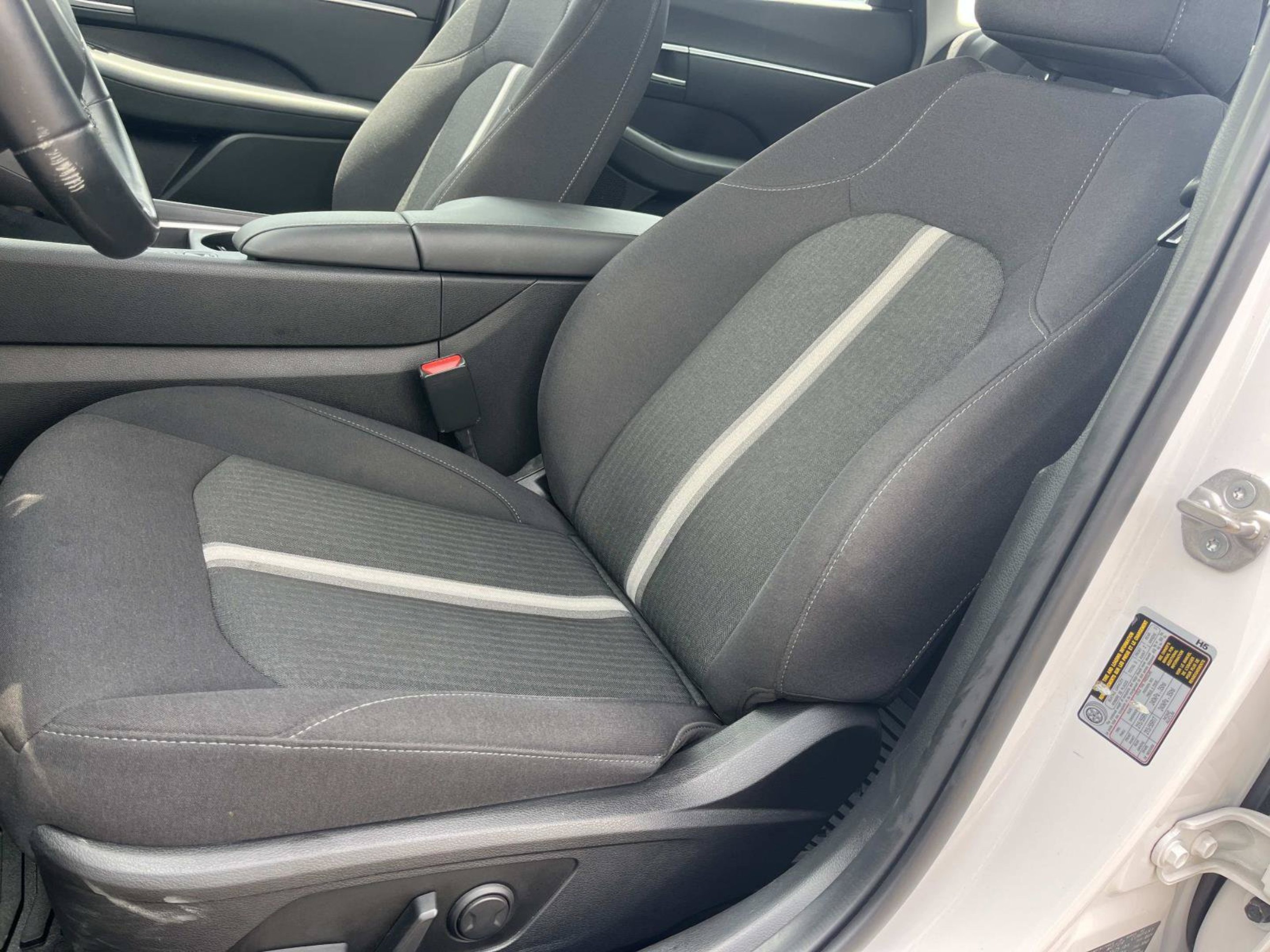 Used 2025 Serenity White Hyundai SEL image 27