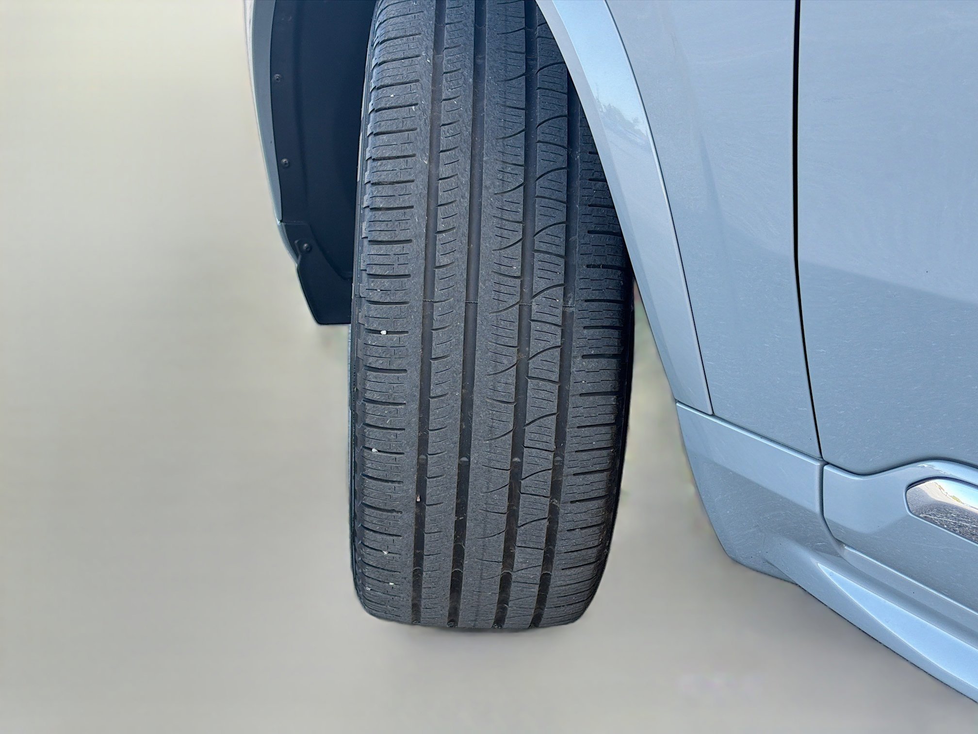 Used 2024 Vapour Gray Metallic Volvo Plus Bright Theme image 41
