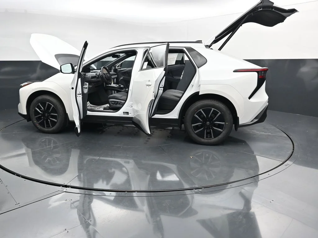 New 2026 Wind Chill Pearl <sup>1</sup> Toyota  XLE image 39