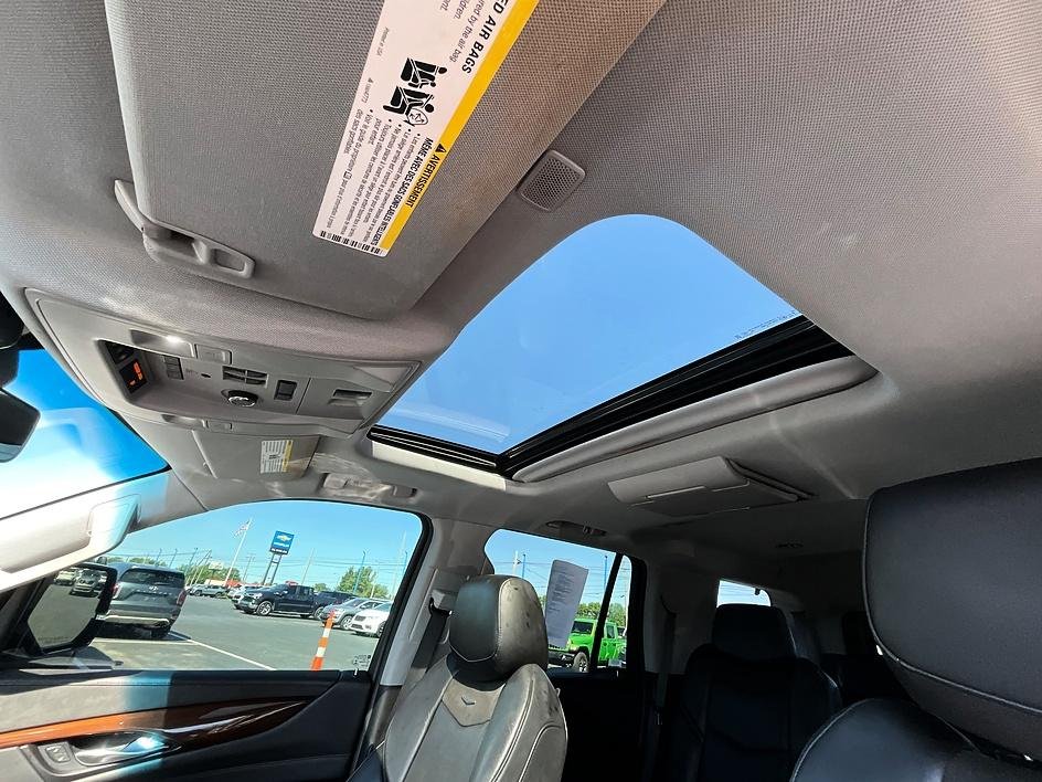Used 2020 White Cadillac Luxury image 27