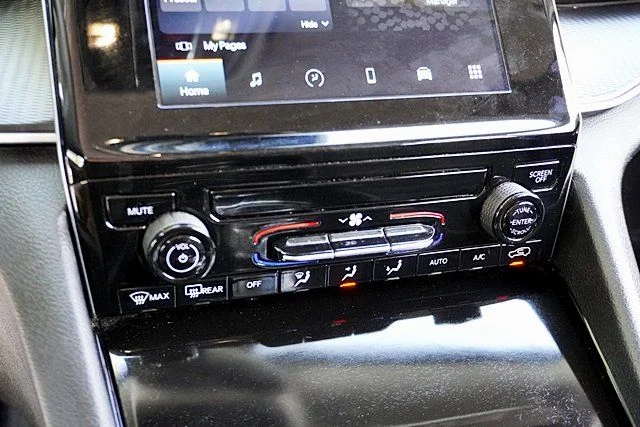 Used 2023 White Jeep Laredo image 27