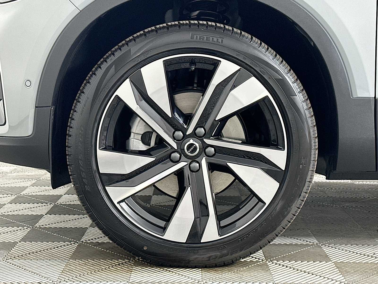 Certified Used 2025 Vapour Grey Volvo Ultra image 29