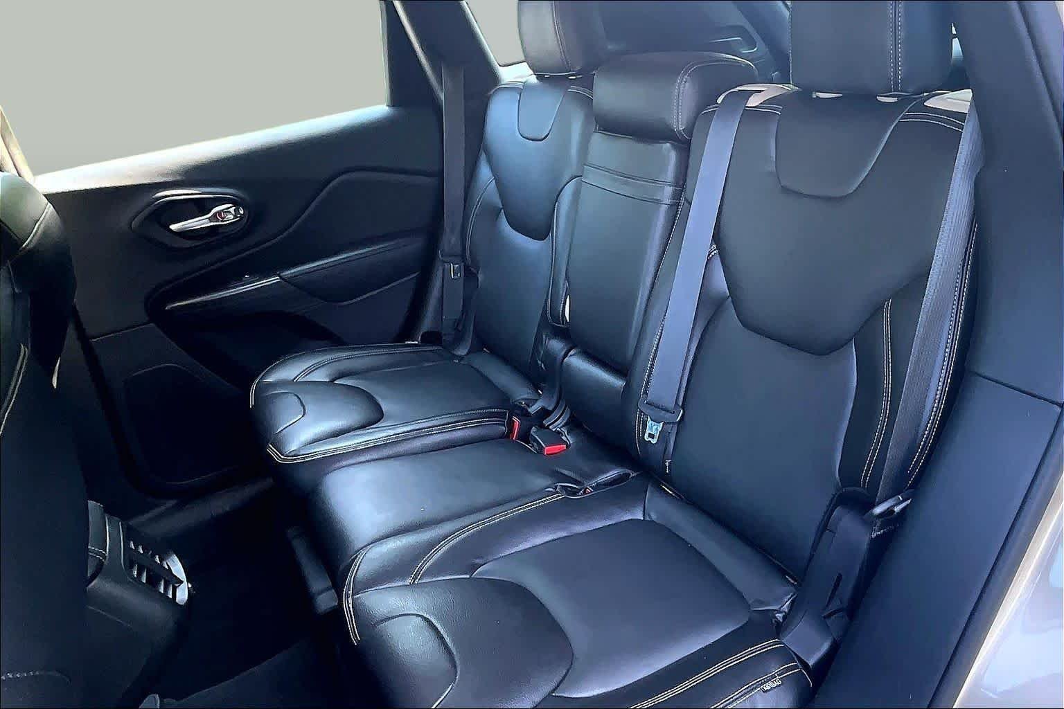 Used 2015 Cashmere Pearlcoat Jeep Sport image 20