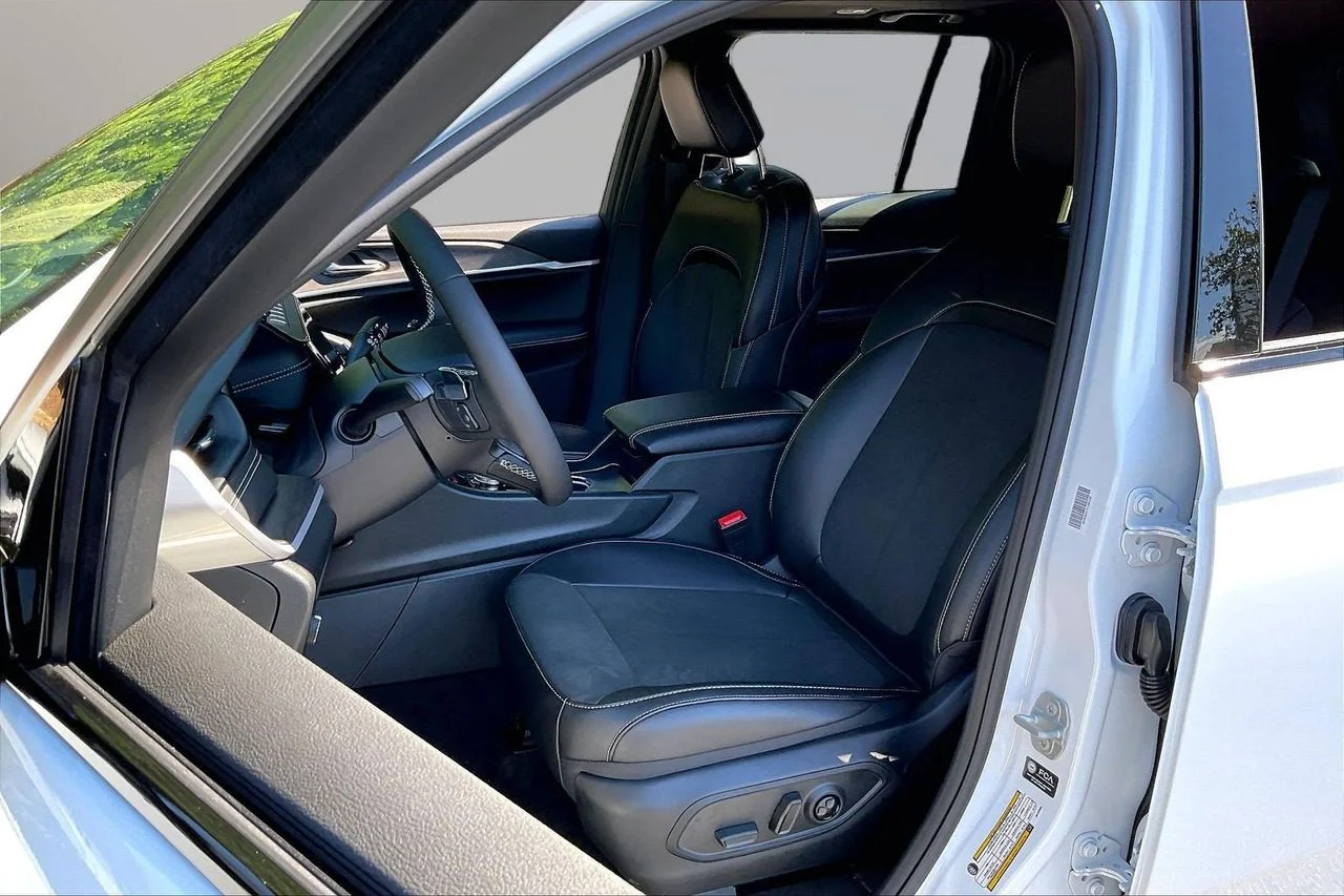 New 2027 Bright White Clear-Coat Paint Jeep Laredo Altitude image 19
