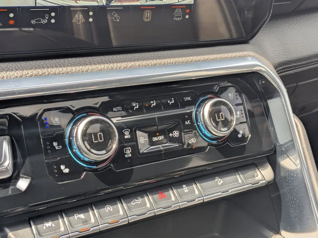 Used 2025 White Frost Tricoat GMC Denali image 19