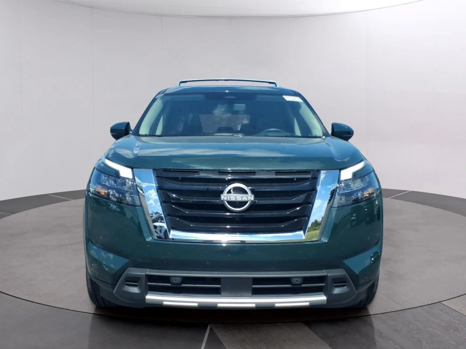 Used 2025 Obsidian Green Pearl Nissan Platinum image 5