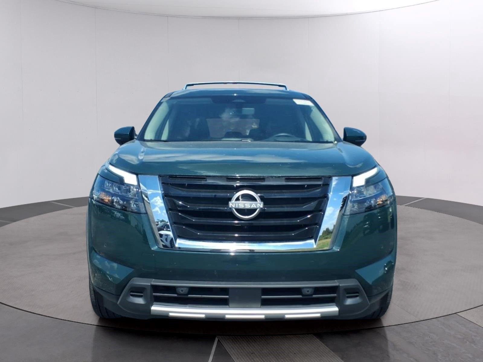 Used 2025 Obsidian Green Pearl Nissan Platinum image 5