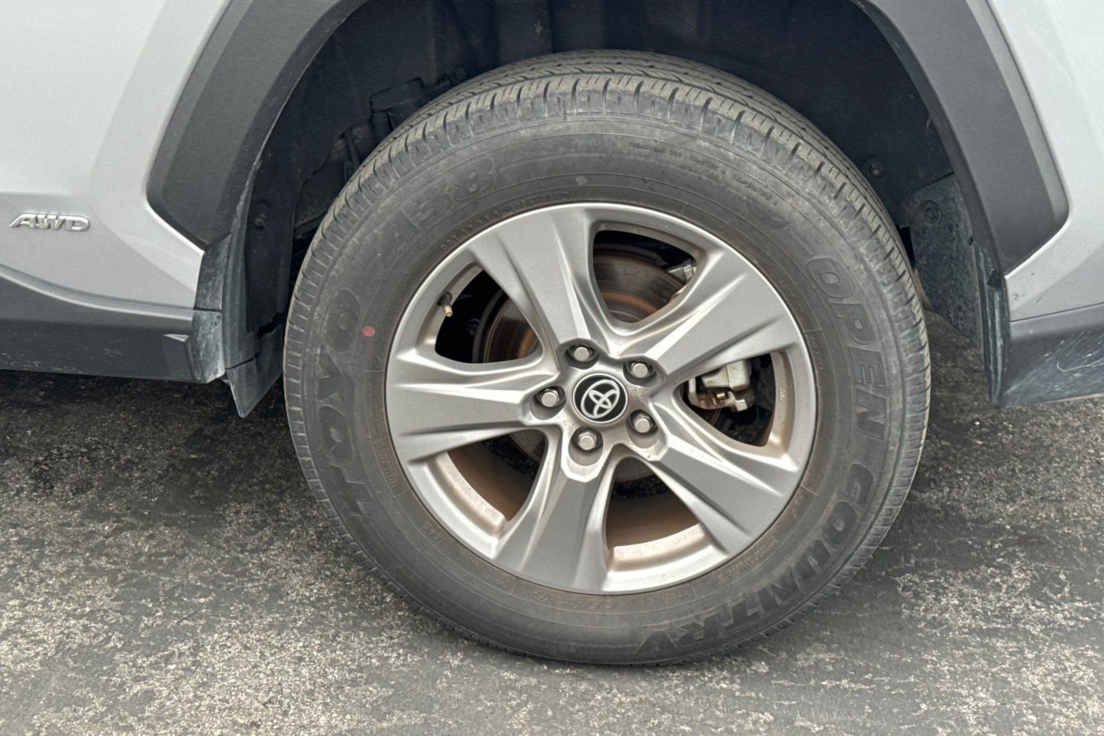 2025 Toyota RAV4 Hybrid XLE photo 4