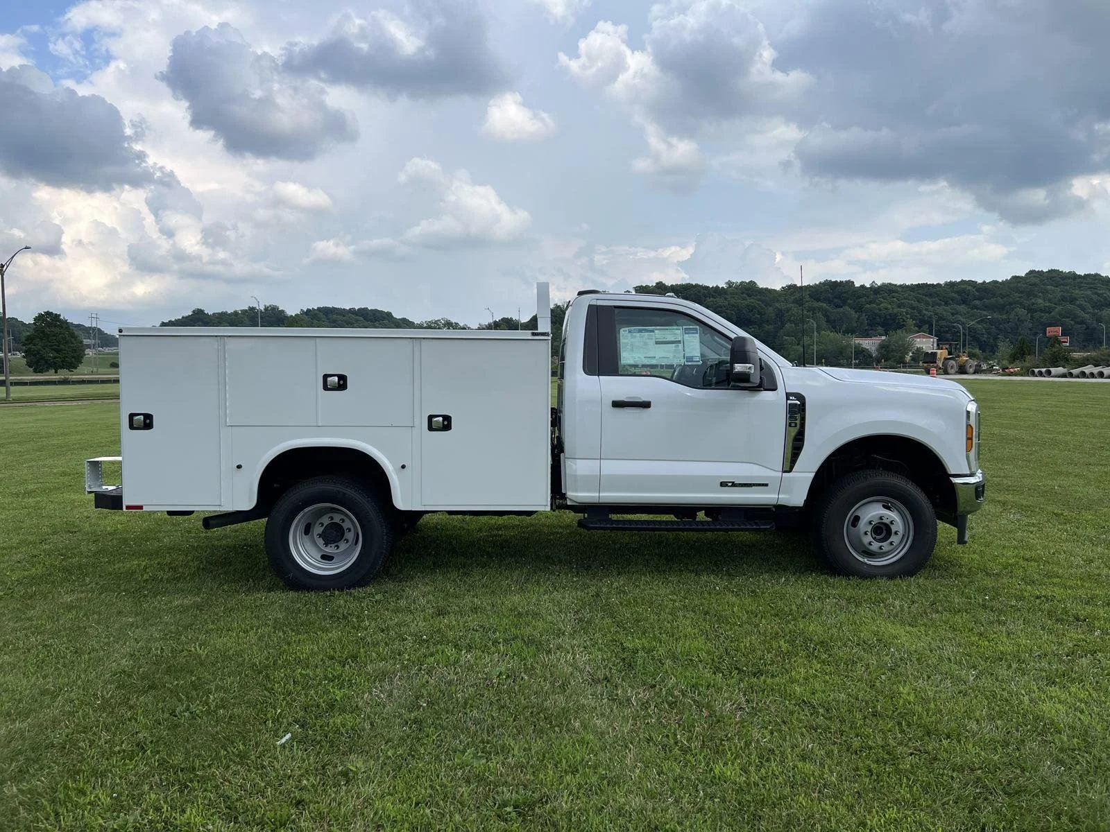 New 2024 Oxford White Ford XL image 5