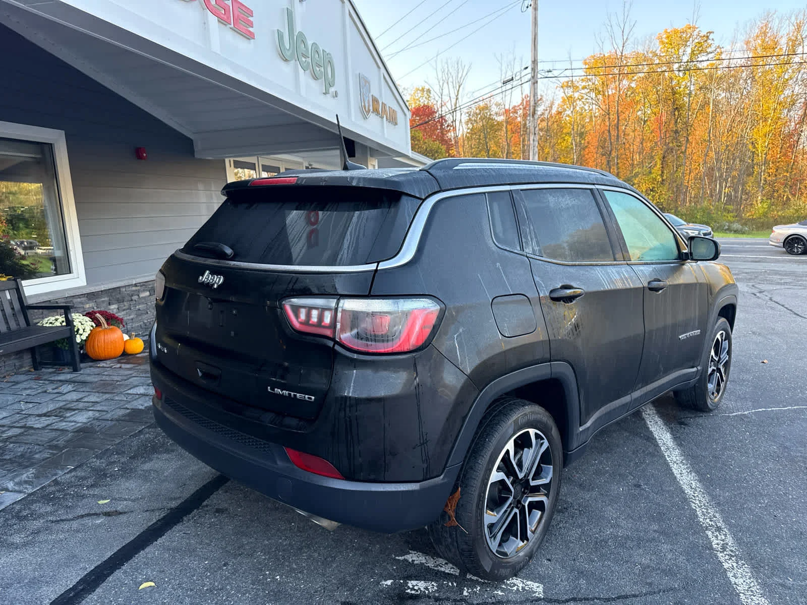 Used 2022 Diamond Black Crystal Pearlcoat Jeep Limited image 3