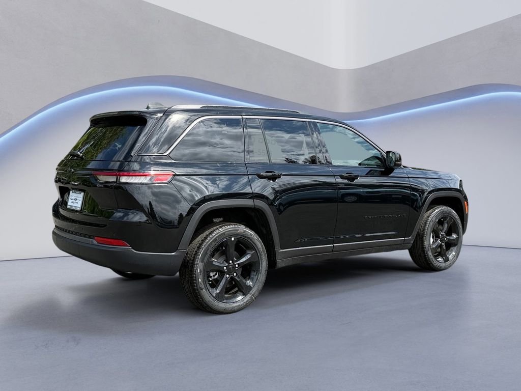 New 2026 Diamond Black Crystal Pearl-Coat Exterior Paint Jeep Limited image 5