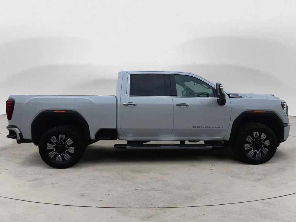 Used 2024 White Frost Tricoat GMC Denali image 4