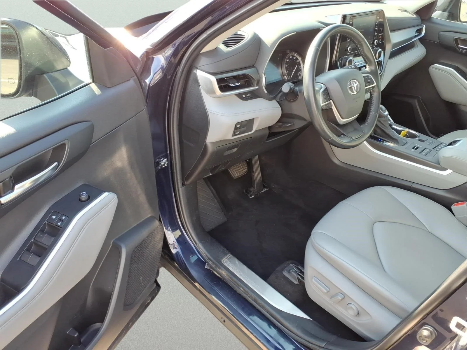 Certified Used 2022  Toyota XLE image 10