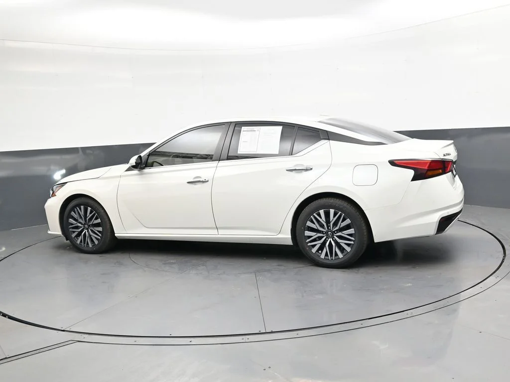 Used 2023 White Nissan 2.5 SV image 8