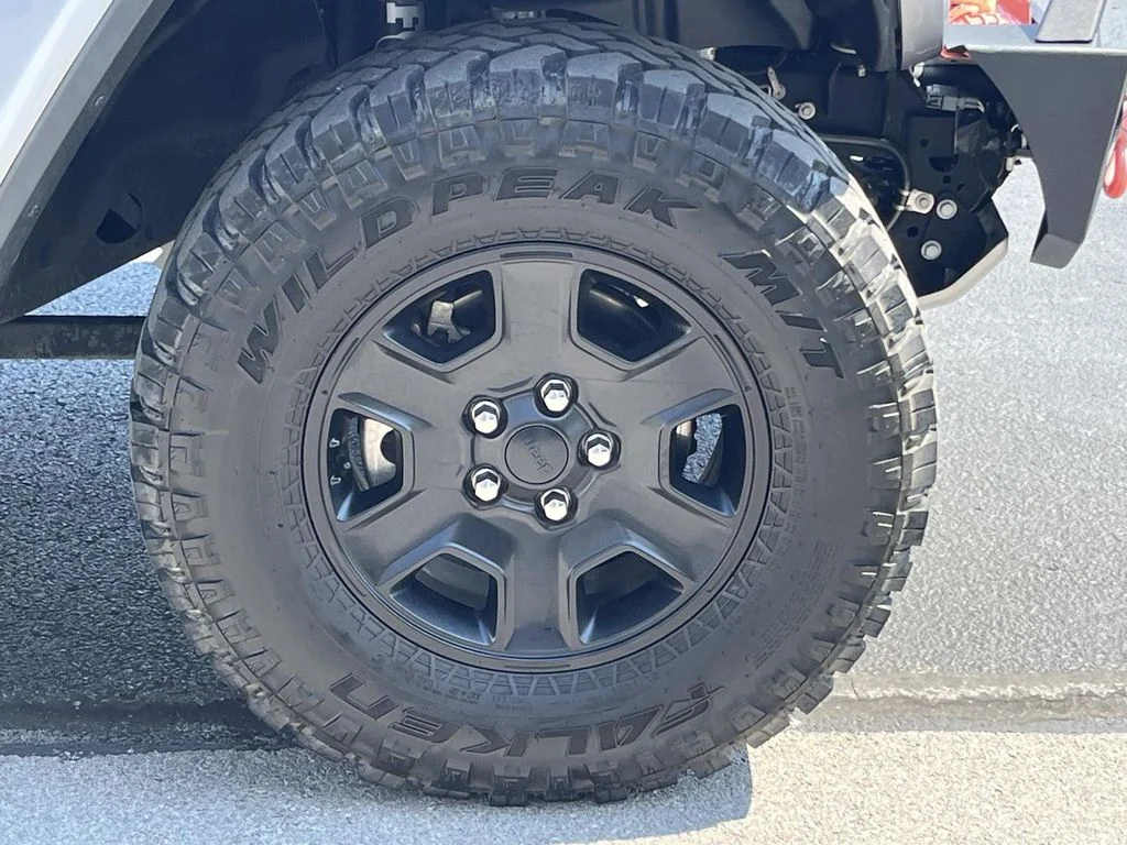 Used 2021 Billet Silver Metallic Clearcoat Jeep Mojave image 9
