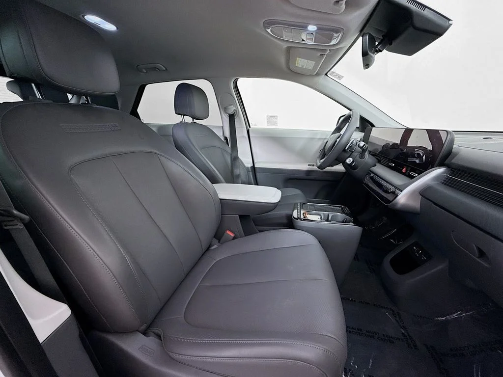 Used 2025 White Hyundai SEL image 27
