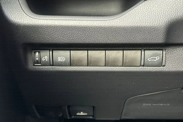 2025 Toyota RAV4 XLE - Photo 32