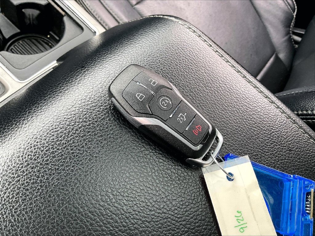 Used 2016 White Platinum Clearcoat Metallic Ford Lariat image 28