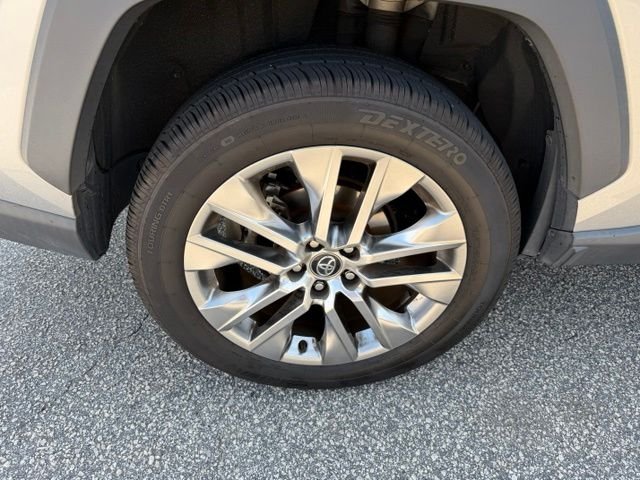 Used 2020 Silver Sky Metallic Toyota XLE Premium image 5