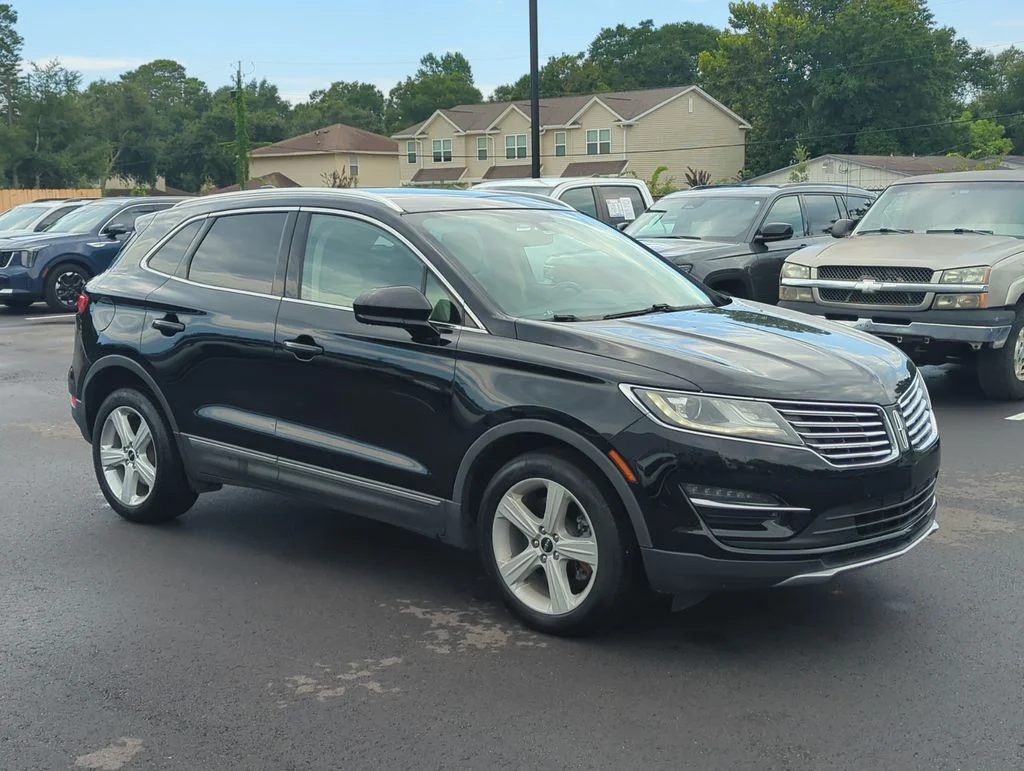 Used 2017 Black Lincoln Premiere image 9