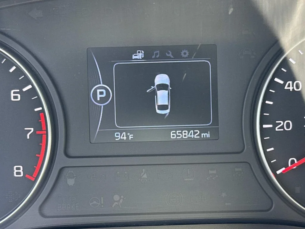 Used 2018 White Kia LX image 37