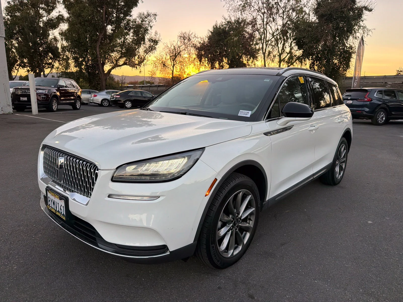 Used 2021 Pristine White Lincoln Standard image 3