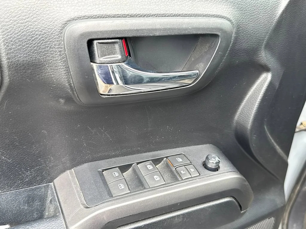 Used 2019  Toyota SR image 7