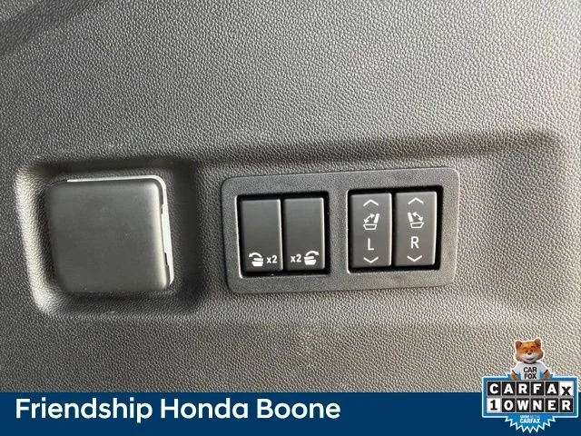 Used 2022 White GMC AT4 image 45