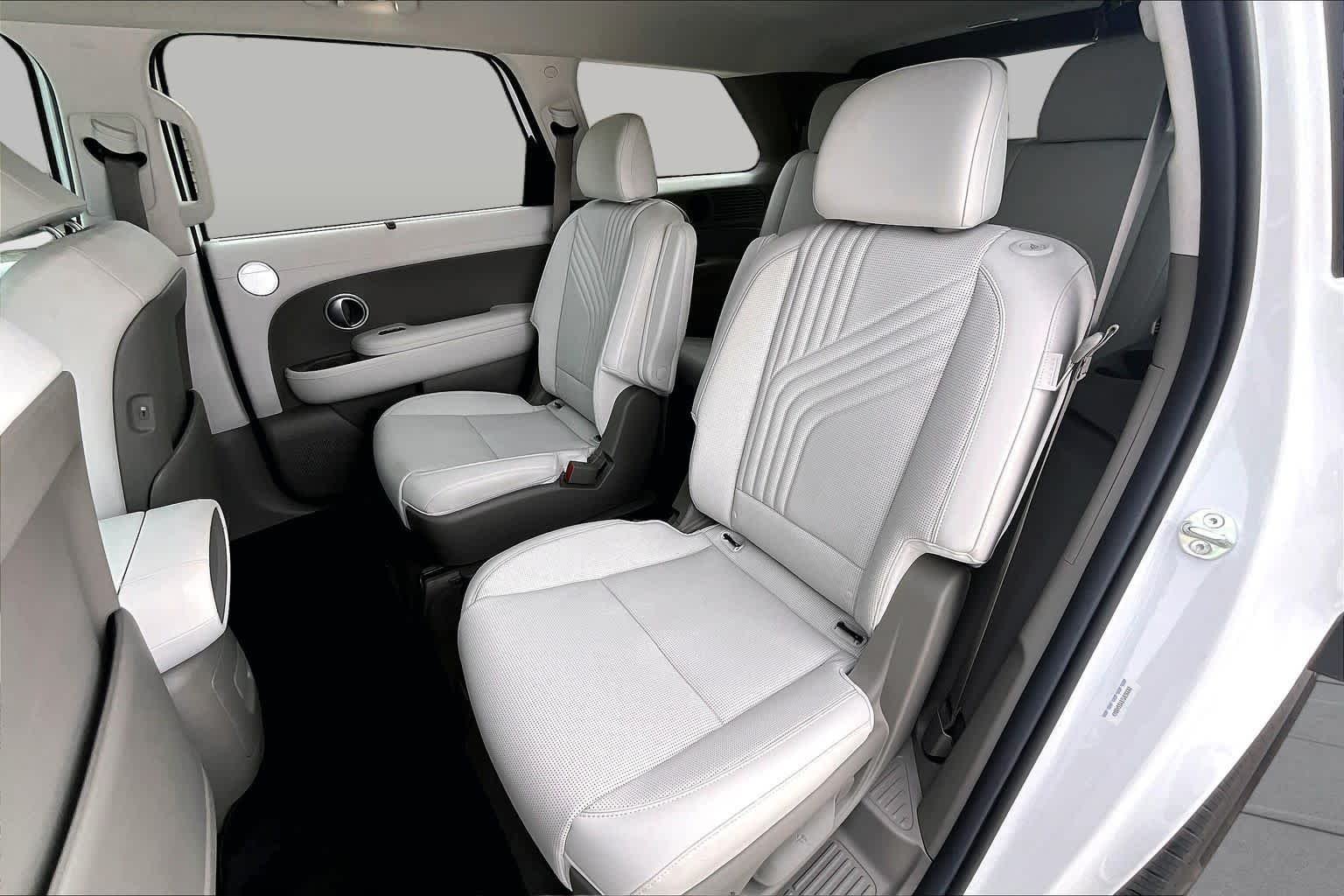 Used 2026 Creamy White Pearl Hyundai Blue SEL Premium 7P image 20