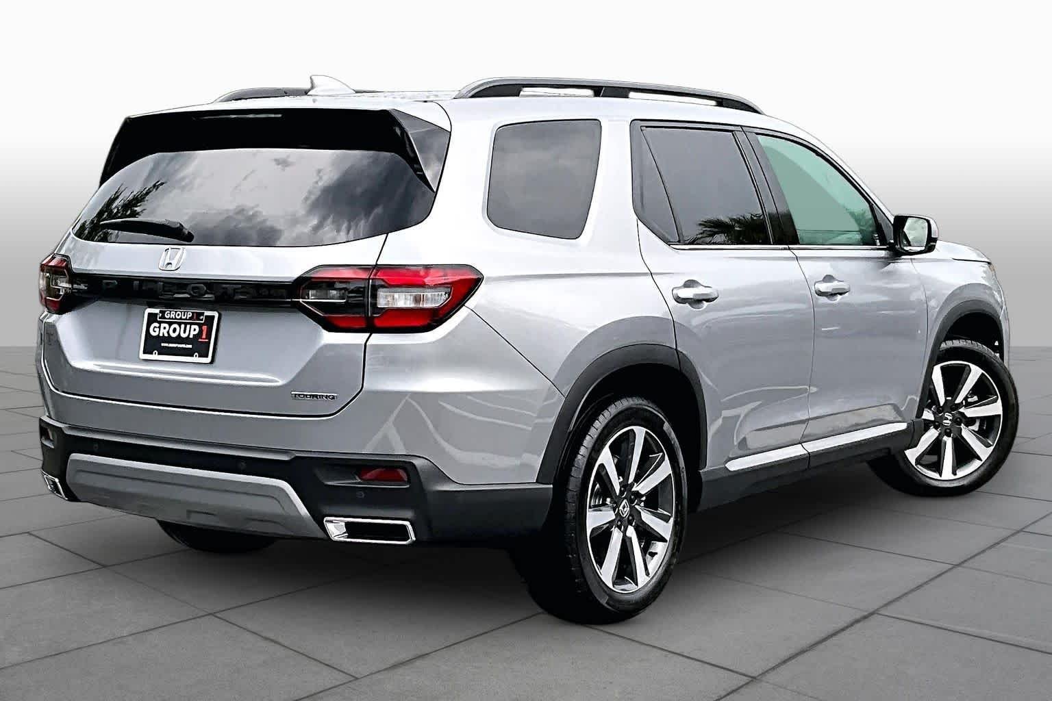Used 2025 Lunar Silver Metallic Honda Touring image 12
