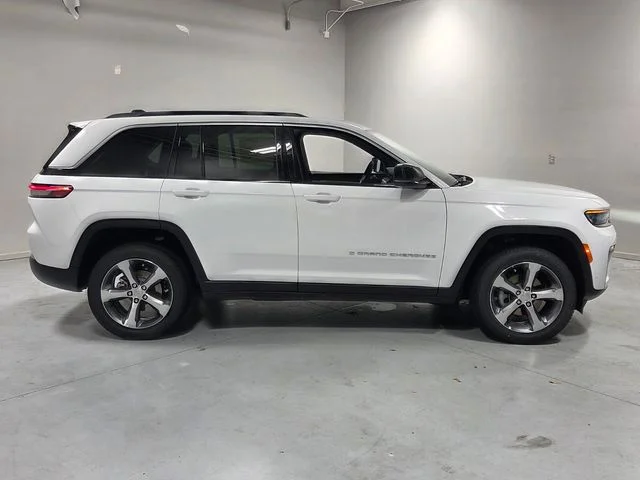New 2026 Bright White Clear-Coat Exterior Paint Jeep Limited image 15